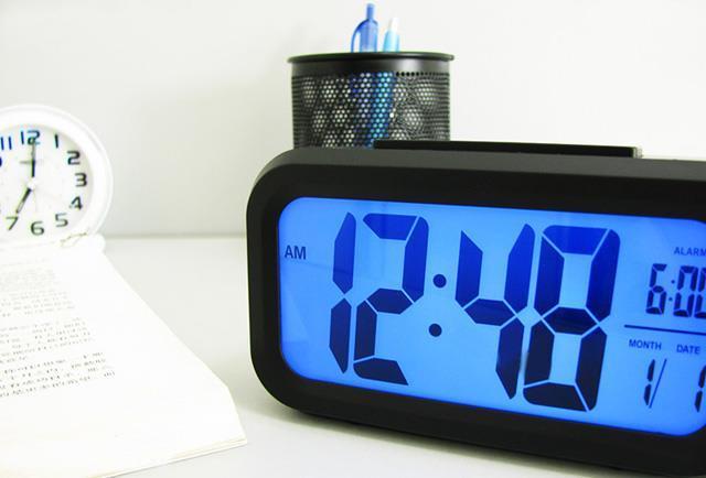 Dsaren Sveglia Digitale con Display LCD Alarm Clock Snooze Sveglia Viaggio Sveglia Digitale Comodino con Calendario Data Temperatura Sensore Luminosità pour Ufficio Studenti Adulti Bambini Bianco 